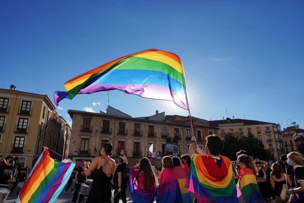 Banderas y pancartas arcoíris reivindican el Día del Orgullo