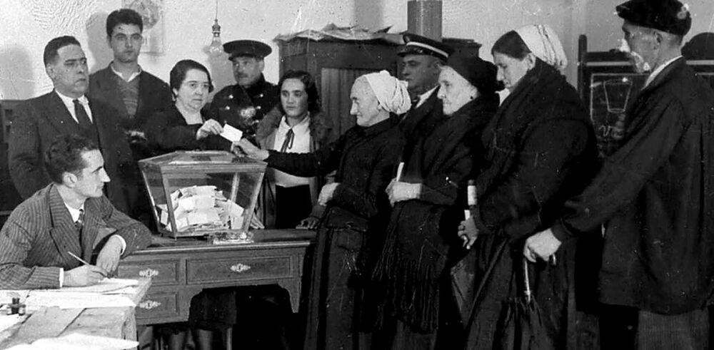 Un grupo de mujeres deposita su papeleta en una urna en las elecciones al Congreso en 1933.