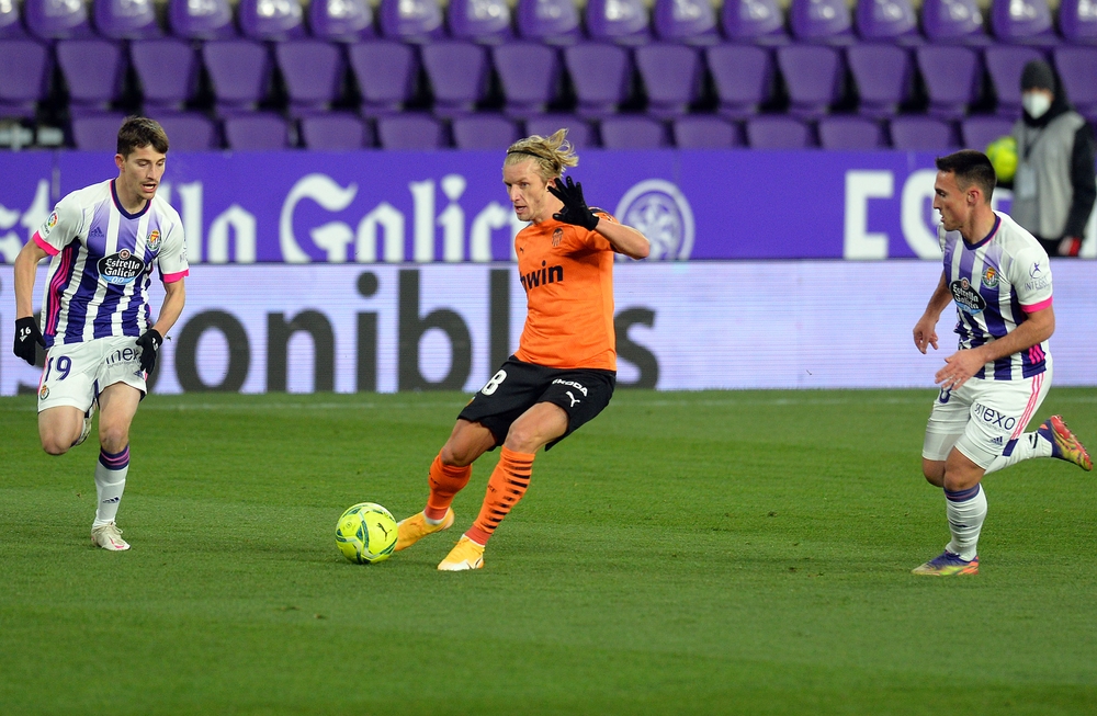 Un momento del encuentro entre el Valladolid y el Valencia.  / LALIGA