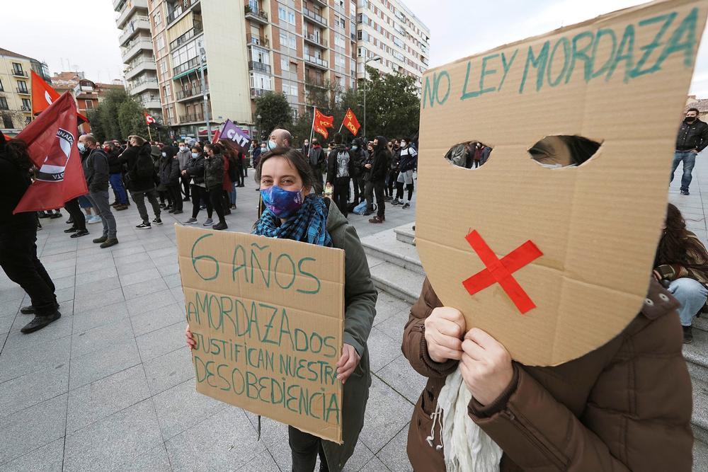 Más de 200 personas claman por la libertad del rapero Hasél