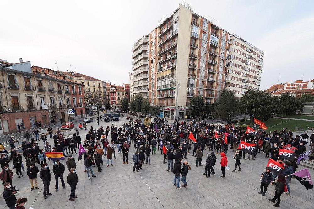 Más de 200 personas claman por la libertad del rapero Hasél