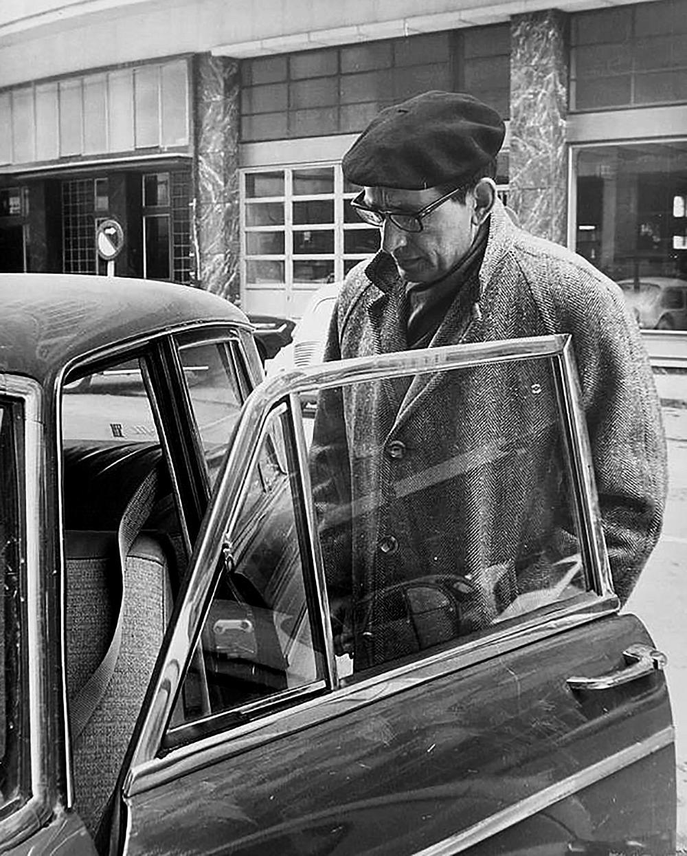 El escritor se dispone a entrar en su Seat 1500 de 1967, el mismo que en el año 1968 le llevó a recorrer la desaparecida Checoslovaquia.