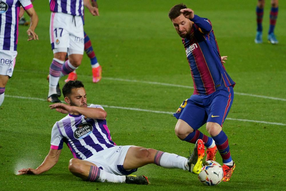 Bruno se lanza a cortar un avance de Messi en el Barcelona-Real Valladolid.  / LALIGA