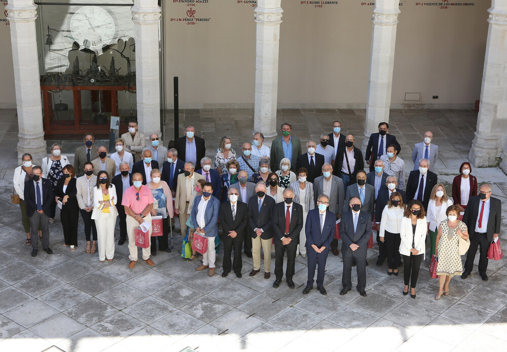 La UVa reconoce a sus docentes e investigadores y personal de administración y servicios con los Distintivos Honoríficos  / UNIVERSIDAD DE VALLADOLID