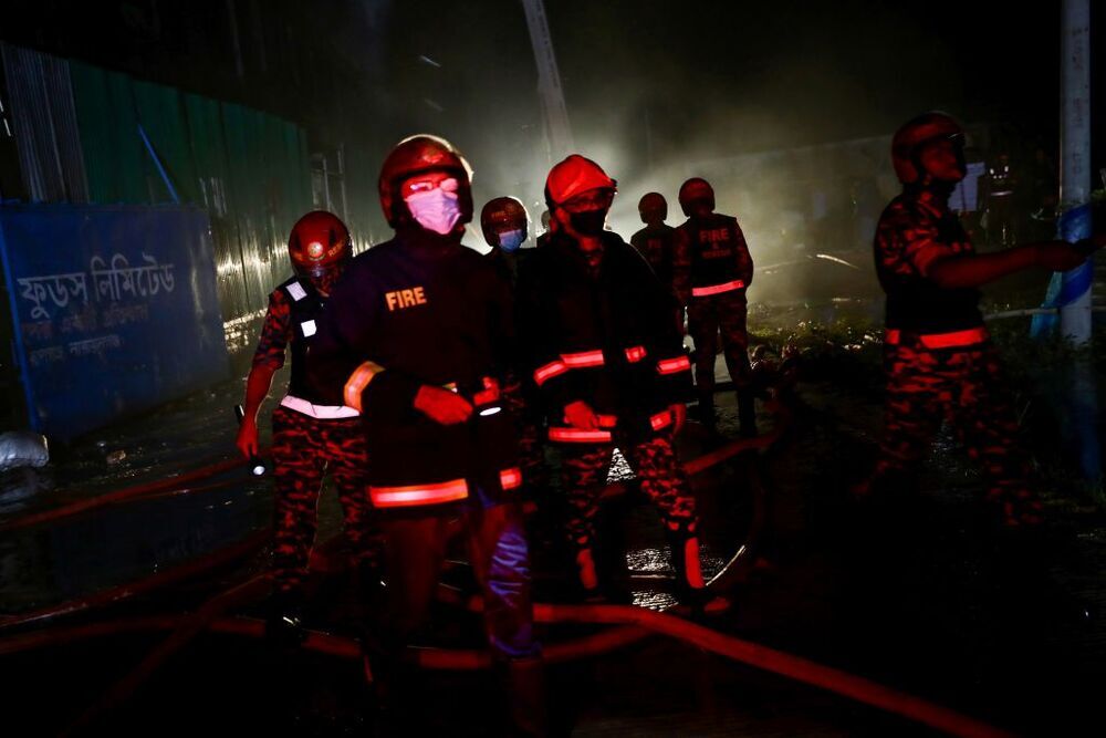 Al menos 52 muertos en un incendio en una fábrica de Bangladesh