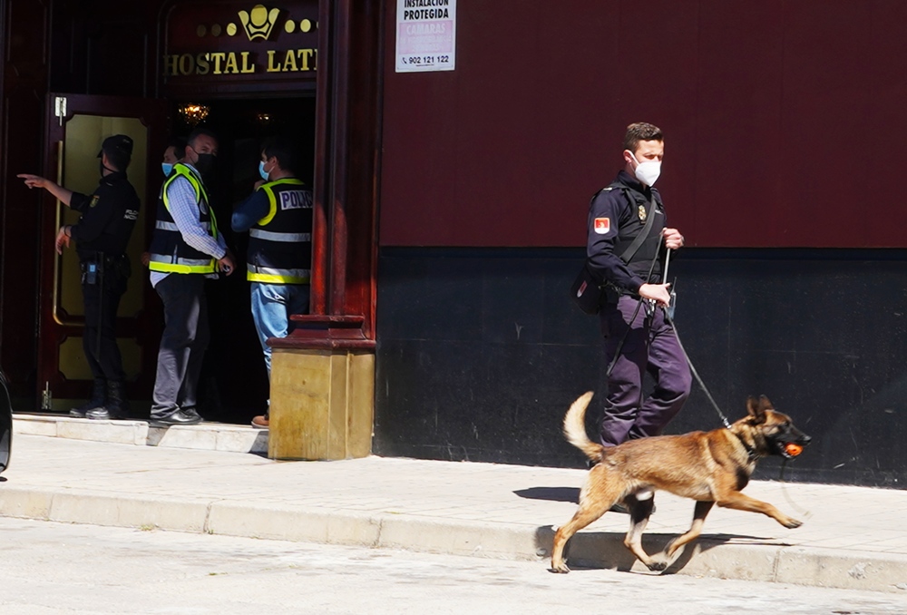 La Policía Nacional clausura el Hostal Latino en Valladolid en el marco de una operación por delitos de narcotráfico, trata de mujeres y blanqueo de capital  / ICAL