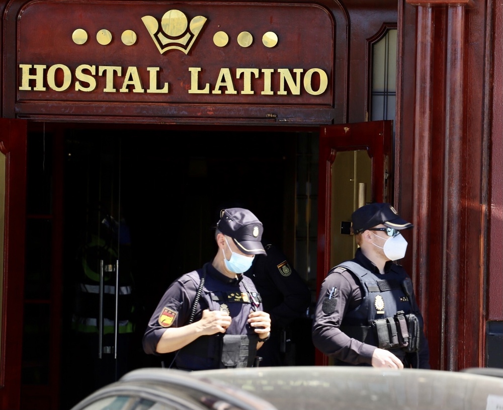 La Policía Nacional clausura el Hostal Latino en Valladolid en el marco de una operación por delitos de narcotráfico, trata de mujeres y blanqueo de capital  / ICAL