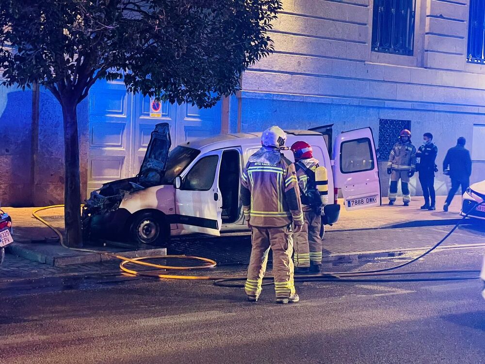 Arde un coche en la calle Miguel Íscar.