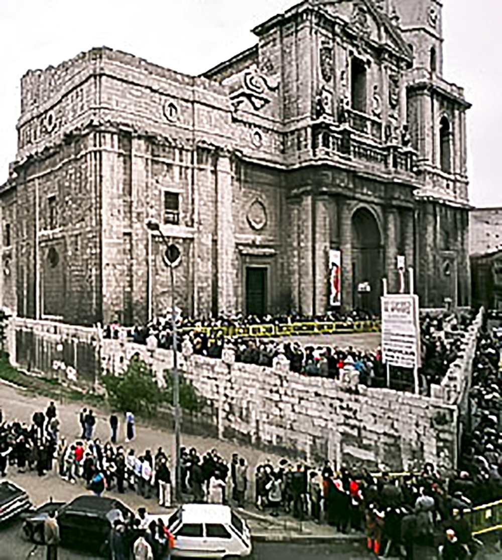 Colas para entrar a la catedral de Valladolid, en la primera edición. 