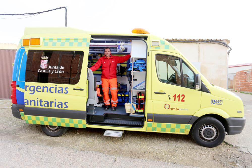 Unidad con soporte vital avanzado de enfermería, conocida como ambulancia tipo C o SVAE, en Villafrechós.  / LETICIA PÉREZ (ICAL)