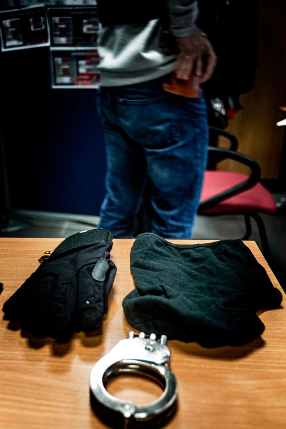 Preparativos en las dependencias del Grupo VIII, con los guantes ‘anticorte’, los grilletes y el pasamontañas para evitar ser reconocidos por los traficantes durante el operativo.