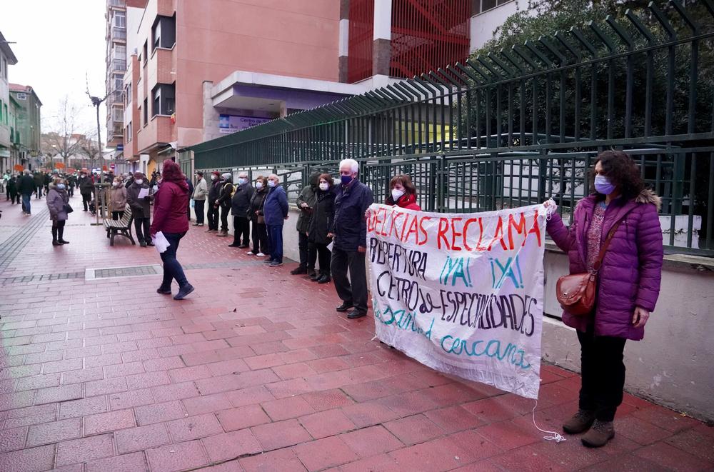 Concentración de vecinos para reclamar la reapertura del Centro de Especialidades de Delicias  / MIRIAM CHACÓN / ICAL