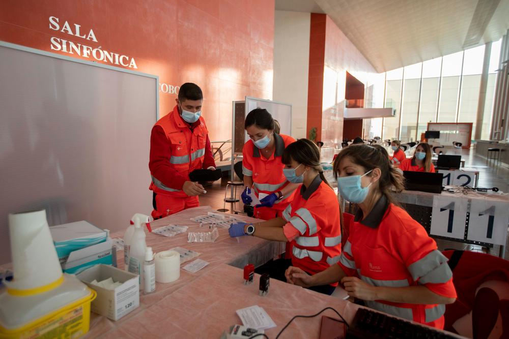 El viaje de las vacunas. Preparando los viales de vacunas Pfizer en el Centro Cultural Miguel Delibes  / JOSE CARLOS CASTILLO