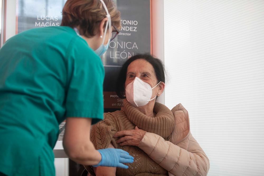 El viaje de las vacunas. Vacunación masiva en el Centro Cultural Miguel Delibes  / JOSE CARLOS CASTILLO