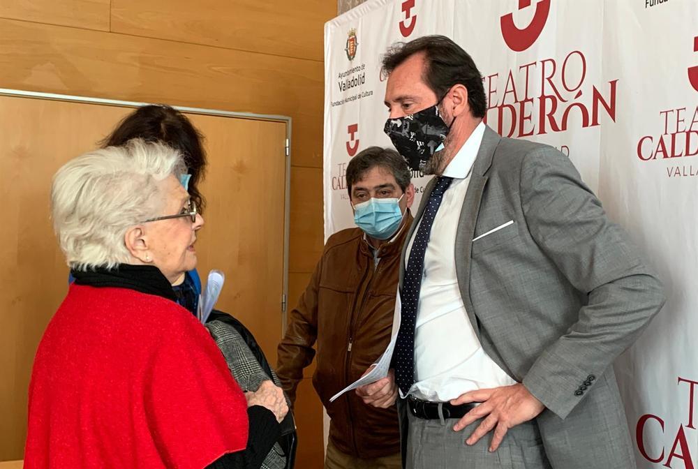 El alcalde de Valladolid, Óscar Puente, conversa con Lola Herrera tras la rueda de prensa en la que se ha presentado 'Cinco horas con Mario'.