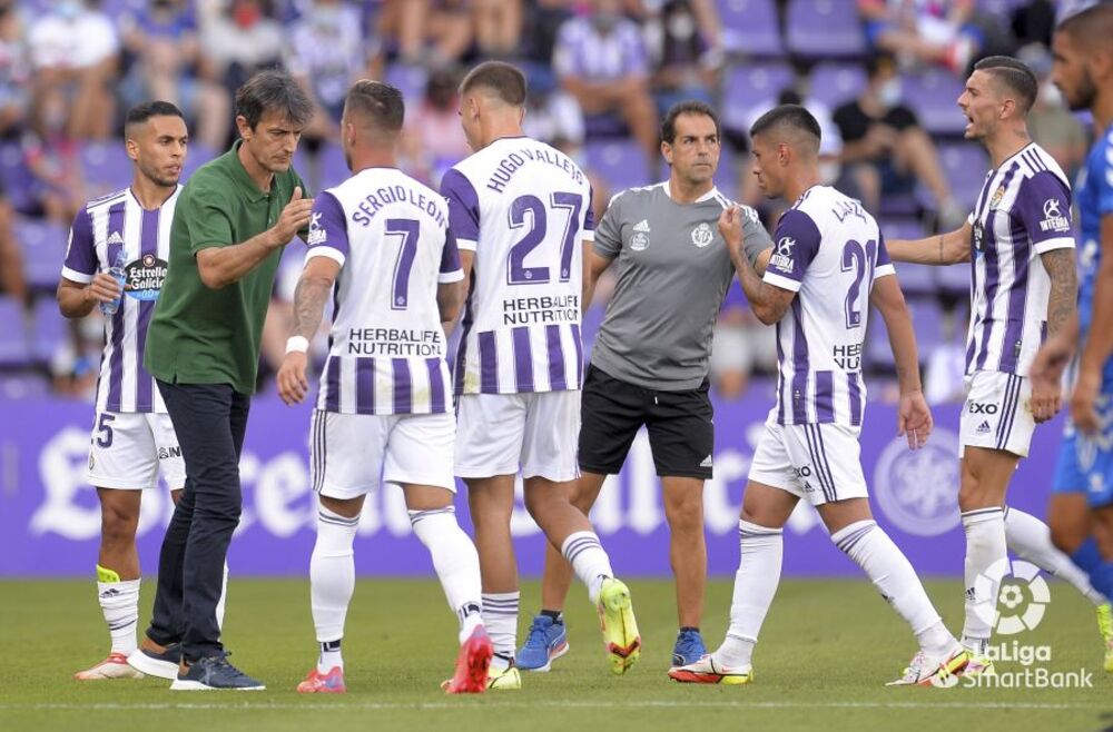 Un momento del partido entre el Real Valladolid y el Tenerife  / LA LIGA