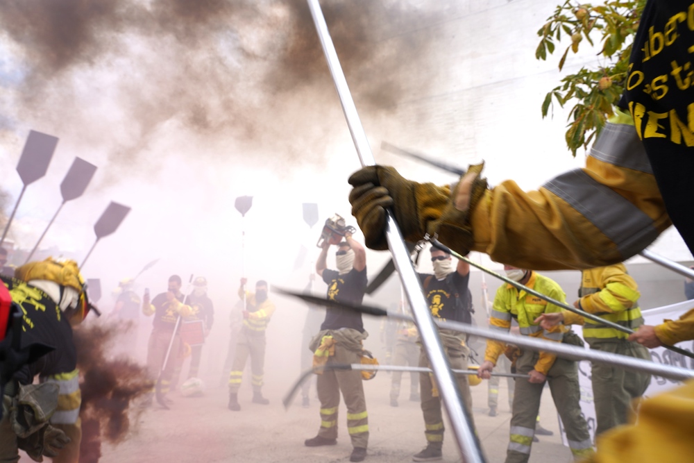 UGT y el colectivo de Bomberos Forestales se concentra para reclamar la Ley del Fuego y el reconocimiento de la categoría de bombero forestal