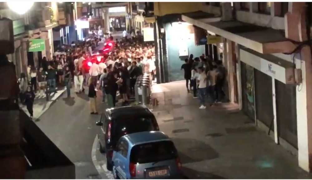 Jóvenes invadiendo la calzada en la calle Macías Picavea.
