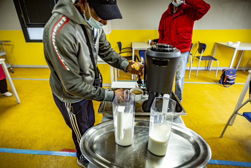 Un usuario se sirve un café con leche.