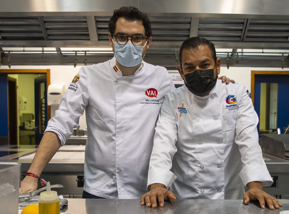 Los chef ganadores de los concursos Mundial y Nacional de Pinchos y Tapas de Valladolid muestran las creaciones que les han servido para ganar los primeros premios.