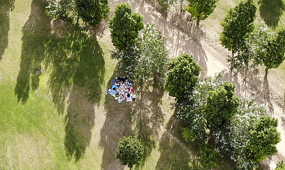 Foto tomada por el dron de unos jóvenes en una merienda en Las Contiendas.