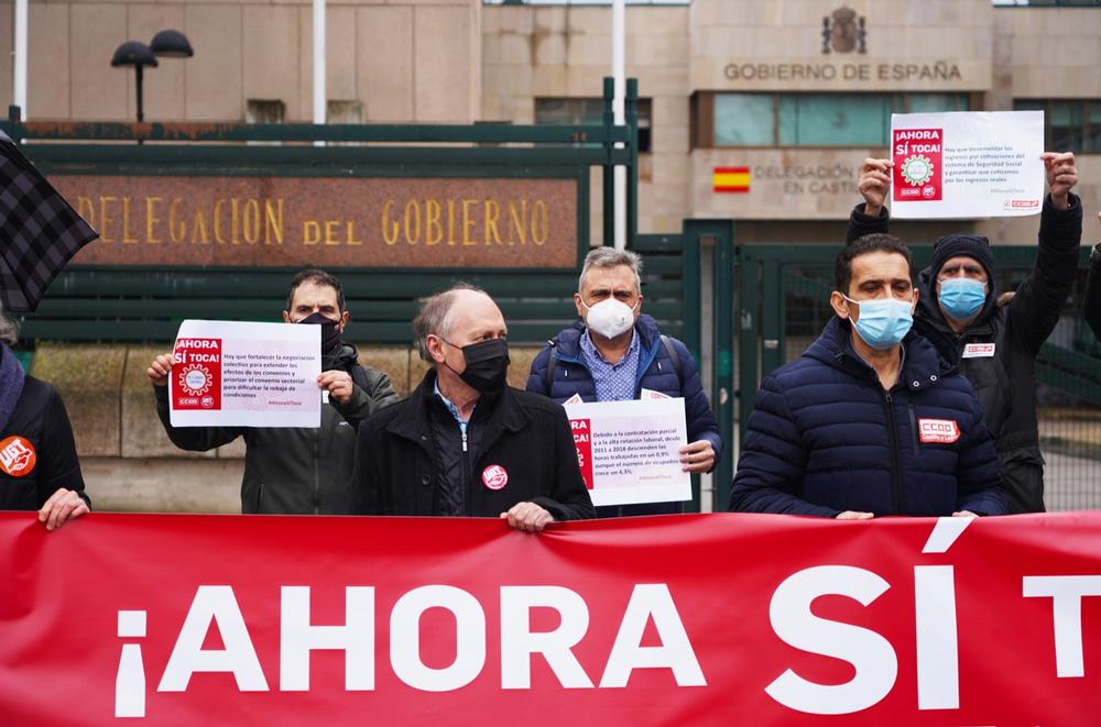 CCOO y UGT se manifiestan para exigir la subida del SMI y la derogación de las reformas laboral y de pensiones  / MIRIAM CHACÓN / ICAL