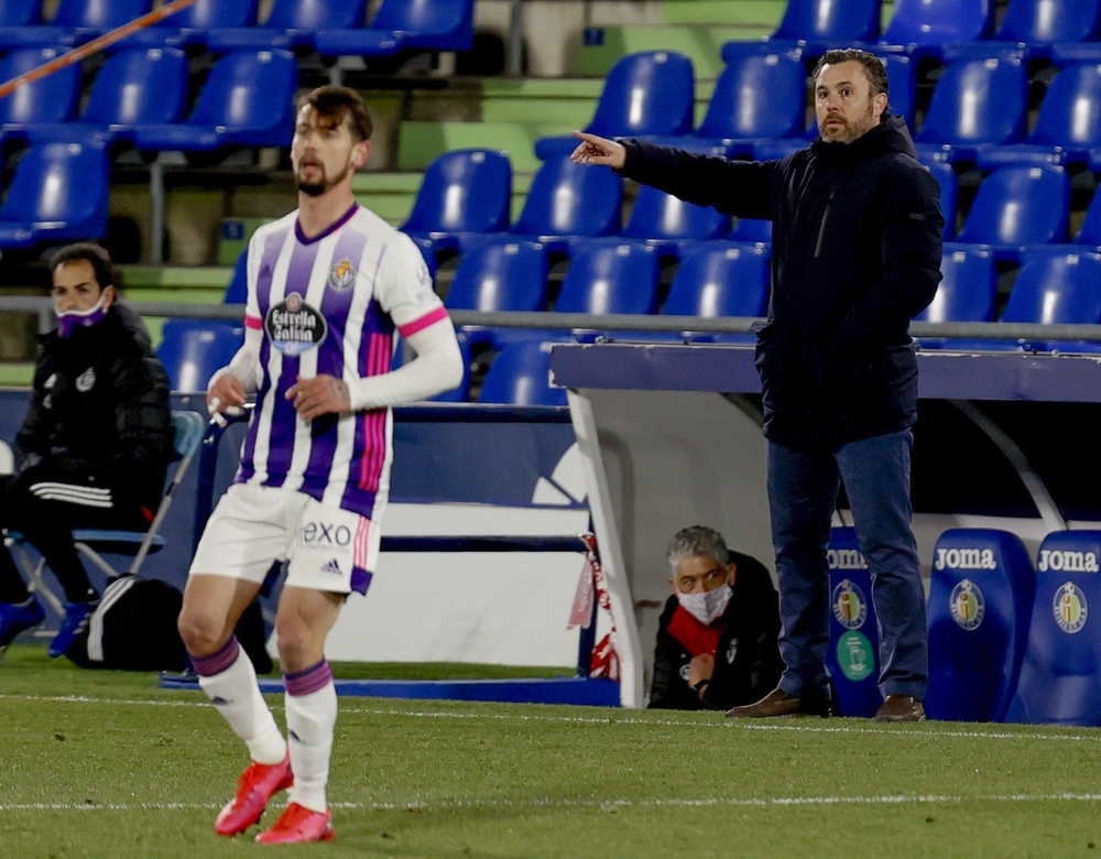 Luis Pérez, con Sergio al fondo, durante el Getafe - Real Valladolid.  / EFE