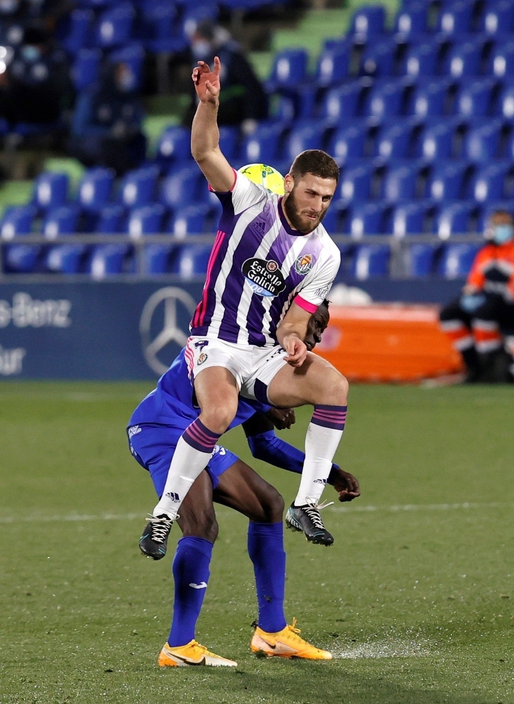 Weissman disputa un balón en el Getafe - Real Valladolid.  / EFE