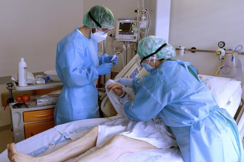 Enfermeros de la planta de Neumología del Hospital Pío del Río Hortega de Valladolid, realizan el control de uno de los pacientes ingresados con COVID-19