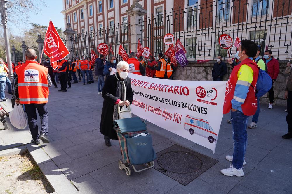 La FeSP de UGTCyL se concentra por la situación en la que se encuentran los profesionales del transporte sanitario  / MIRIAM CHACÓN / ICAL