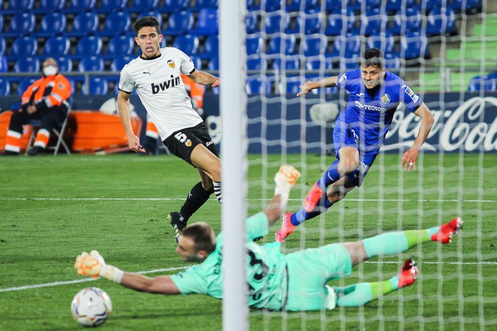 Ünal, lanzando a puerta.