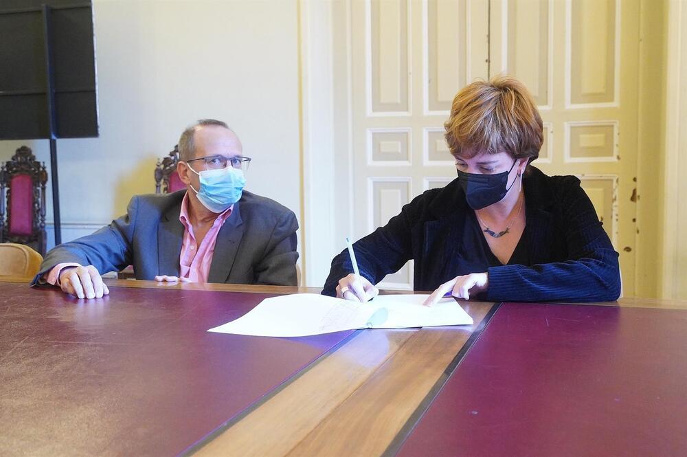 La concejal de Medio Ambiente y presidenta del Consejo de Administración de Nevasa, María Sánchez, firma la adquisición de acciones.