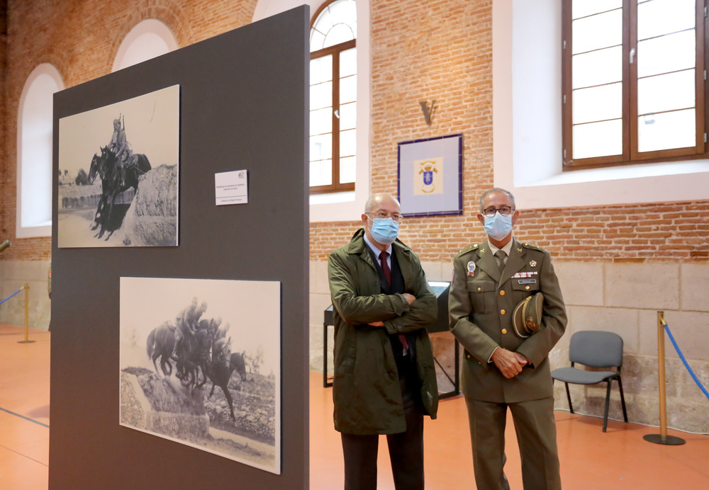 El vicepresidente de la Junta visita la exposición 'El Centenario de la gesta del Regimiento de Alcántara'