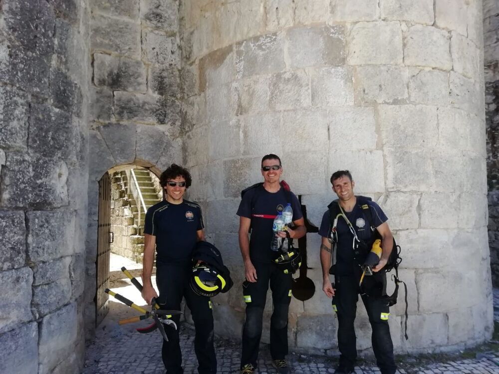 Los bomberos limpian el castillo de Íscar.  / AYUNTAMIENTO DE ÍSCAR