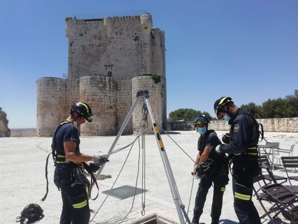 Los bomberos limpian el castillo de Íscar.  / AYUNTAMIENTO DE ÍSCAR