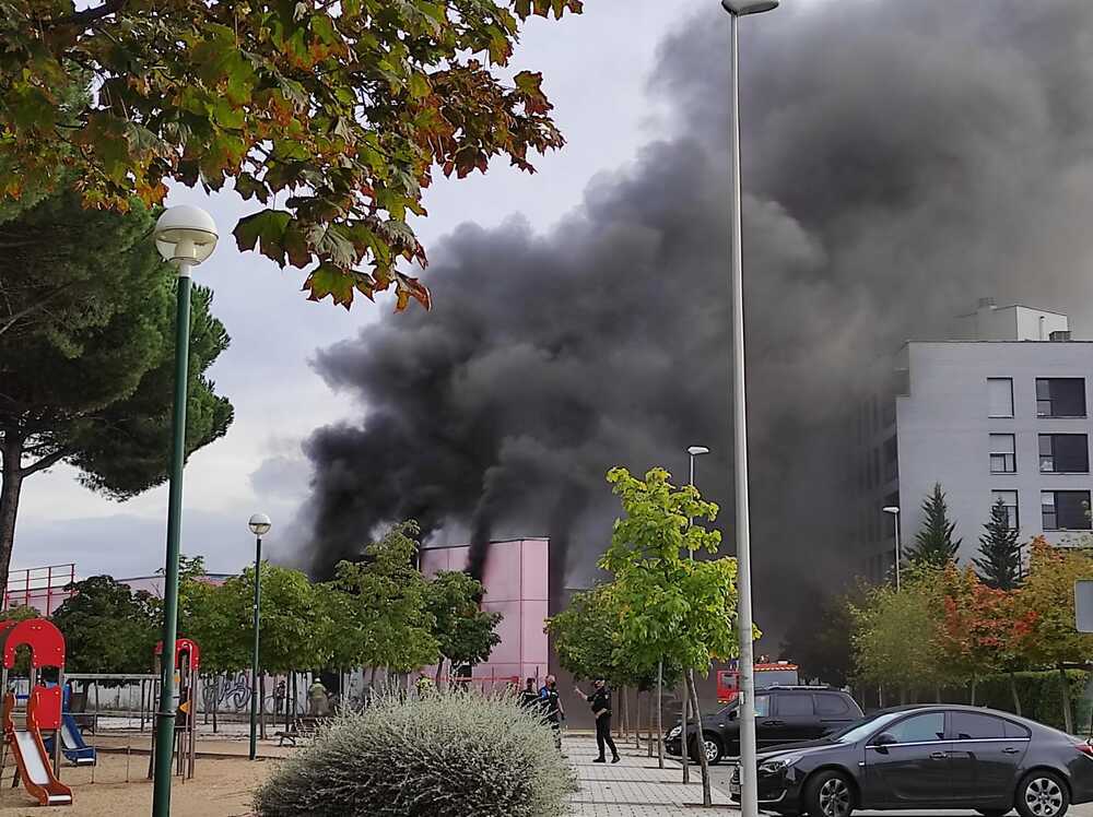 Incendio en un antiguo súper en Pinar de Jalón  / El Día de Valladolid