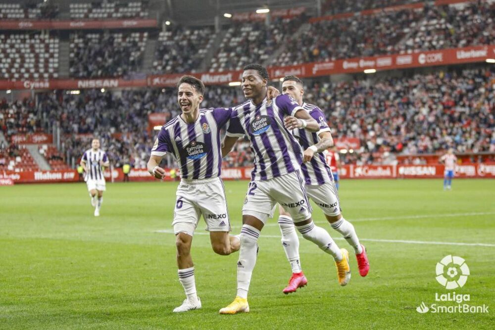 Gonzalo Plata, junto a Aguado, tras marcar su primer gol en España.  / LALIGA