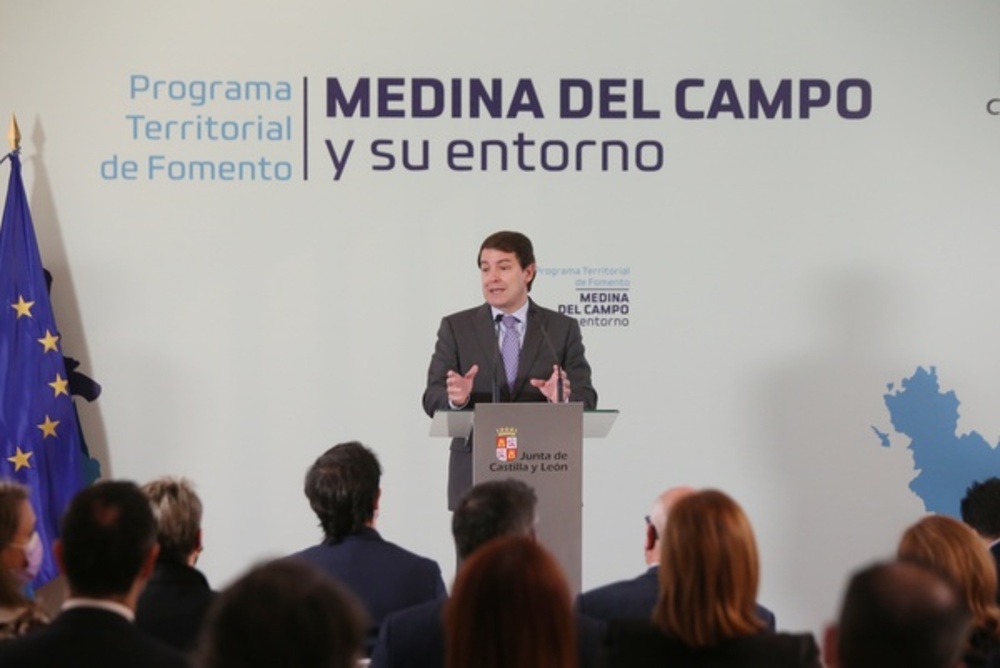 El presidente de la Junta de Castilla y León, Alfonso Fernández Mañueco, presenta el Programa Territorial de Fomento para Medina del Campo y su entorno 2021-2024.  / ICAL.
