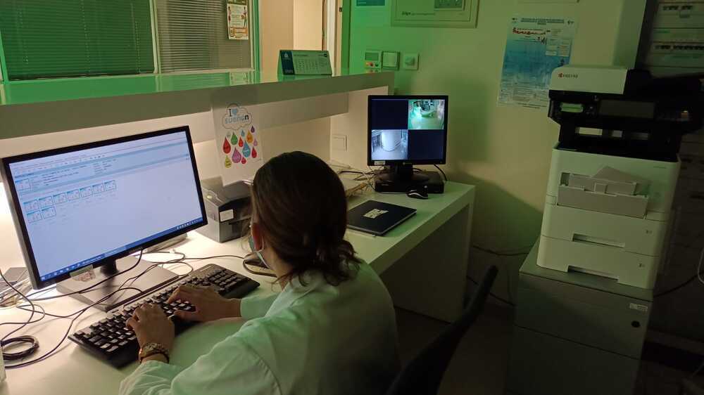 Control de enfermería de una de las plantas del Río Hortega integradas en el proyecto, con poco personal y la iluminación reducida.