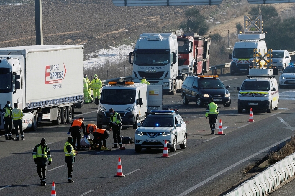 Mueren tres camioneros arrollados por un tráiler en Tordesillas.  / EFE