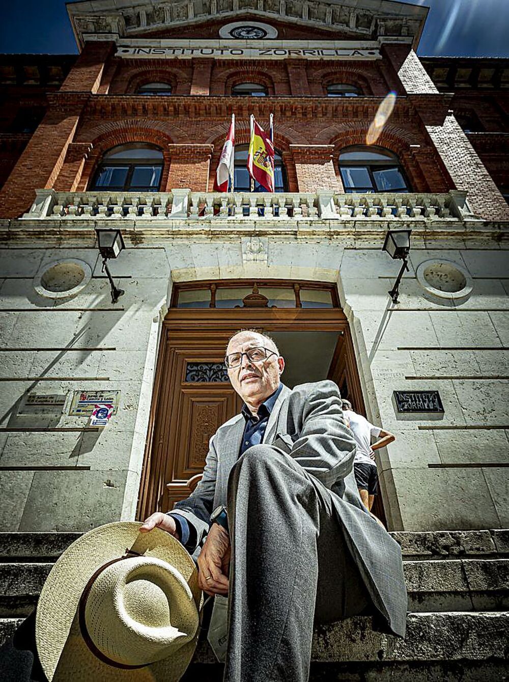 José Luis Orantes, sentado en las escaleras del José Zorrilla.