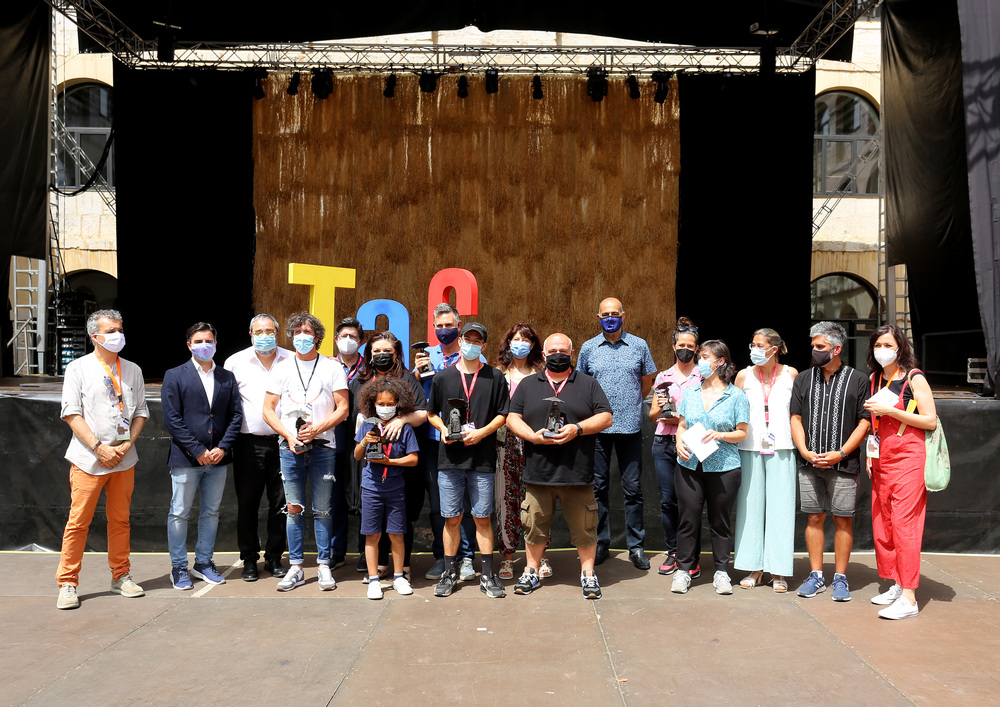 Foto de familia de los ganadores de los premios del 22 Festival Internacional de Teatro y Artes de Calle de Valladolid acompañados por los miembros del jurado y autoridades.