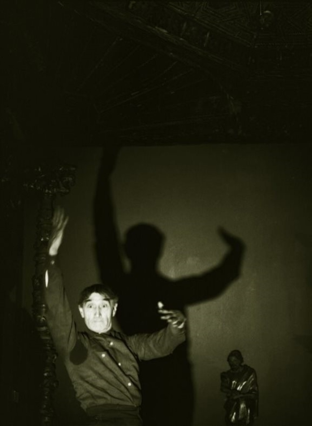 Escudero bailando y proyección de su sombra (la imagen no aparece en la película ‘Fuego en Castilla’)