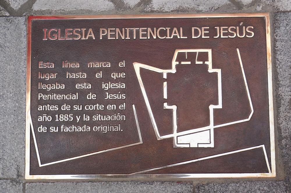 Una placa recuerda la antigua fachada de la iglesia de Jesús