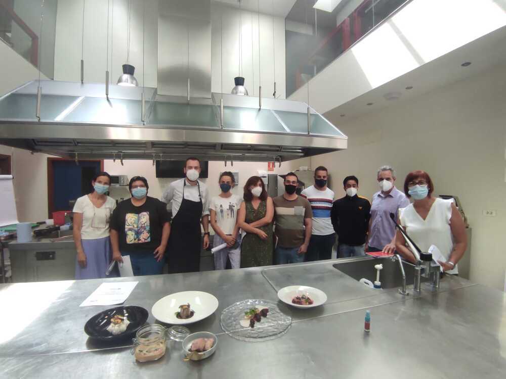 La Escuela Internacional de Cocina 'Fernando Pérez' ha acogido, por tercer año consecutivo, el curso de formación para la elaboración, presentación y emplatado de pinchos.