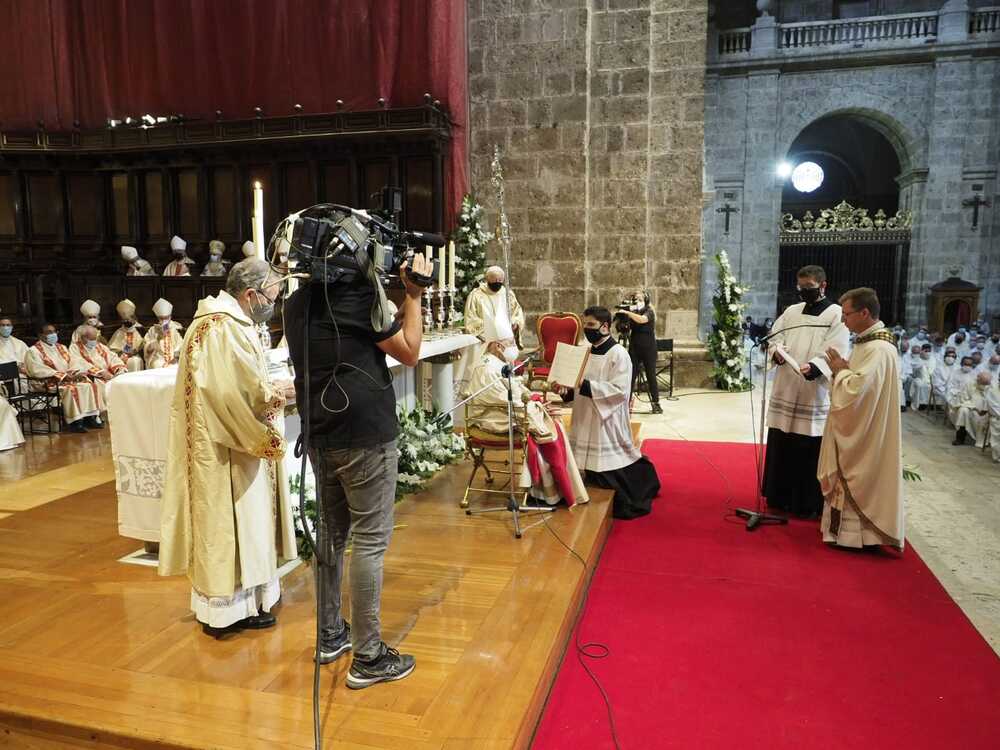 El vallisoletano Aurelio García, ordenado obispo en la Catedral.  / ARZOBISPADO