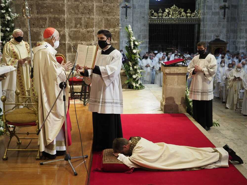 El vallisoletano Aurelio García, ordenado obispo en la Catedral.  / ARZOBISPADO
