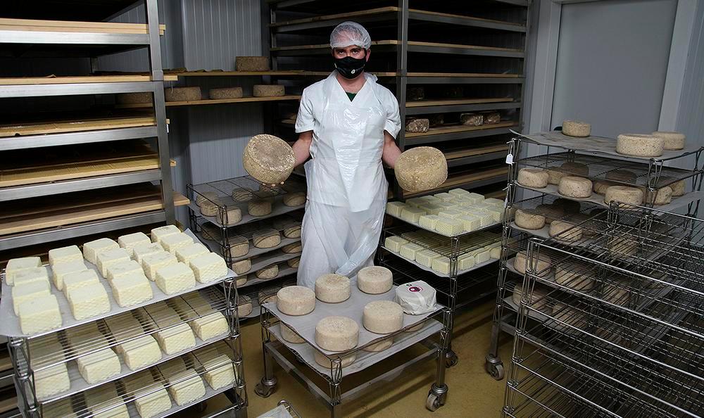 Montealijar fabrica muchos tipos de queso, desde unos que están listos con 15 días de maduración, hasta otros, como los que sostiene Mario en sus manos, que se pasan en la cámara más de un año antes de comercializarse.
