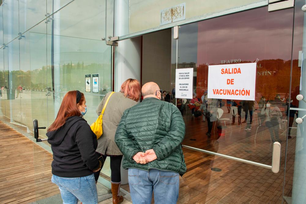 Vuelve la vacunación en el Centro Cultural Miguel Delibes en Valladolid  / EDUARDO MARGARETO / ICAL