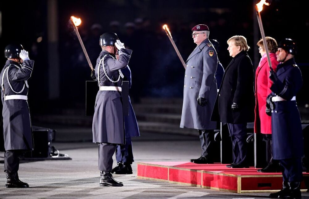 Rosas y Nina Hagen, en el adiós militar más emotivo a Merkel